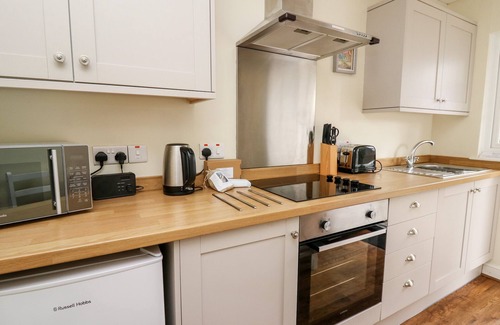 Crossgates Cottage | PRIMROSE COTTAGE, pet friendly, with a garden in Crossgates