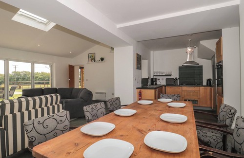 Watchet Cottage | PRIMROSE COTTAGE, pet friendly, with open fire in Roadwater