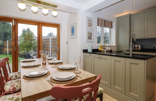 Worthing Cottage | PRIMROSE PLACE, pet friendly, character holiday cottage in Worthing