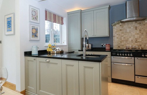 Worthing Cottage | PRIMROSE PLACE, pet friendly, character holiday cottage in Worthing