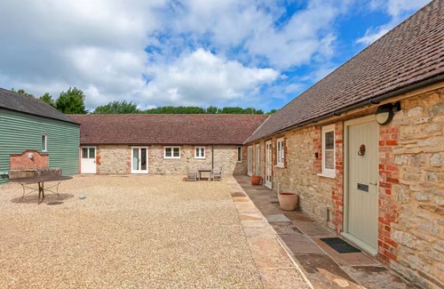 Gawcott House | Priory Courtyard - 3 Bedroom Escape