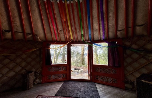 Buckley RV Rental | Prism Yurt | Cedar Hot Tub | 1 hr to Skiing & Mt Rainier