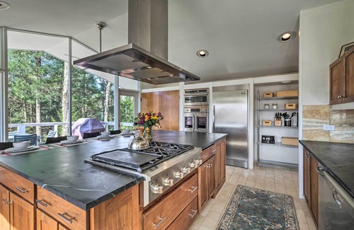 West Dover Cottage | Pristine West Dover Home w/Deck & Mountain Views!