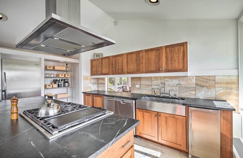 West Dover Cottage | Pristine West Dover Home w/Deck & Mountain Views!