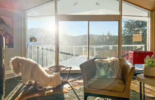 West Dover Cottage | Pristine West Dover Home w/Deck & Mountain Views!