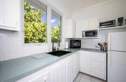 North Palmetto Point Cottage | Priv. Beachfront House w/Hot Tub on Pink Sand Beach. Walk to Restaurant/Bar