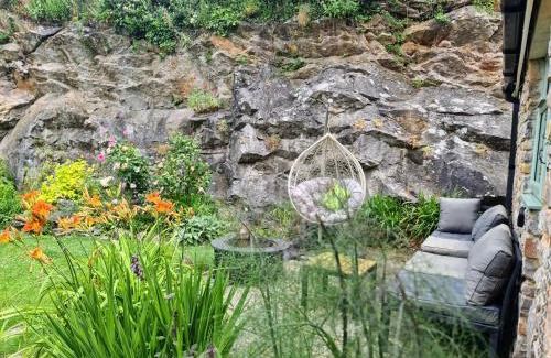 Vobster House | PRIVACY Entire BARN for 4 Garden Cliff Vobster Quay Frome Longleat Bath Stonehenge BBQ HQ & Pet FREE-ndly