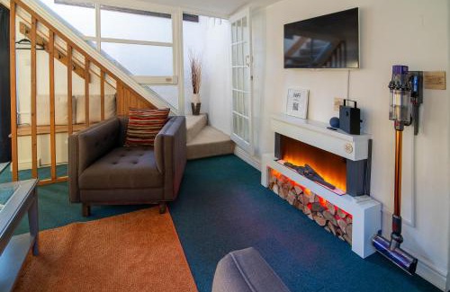 Vobster House | PRIVACY Entire BARN for 4 Garden Cliff Vobster Quay Frome Longleat Bath Stonehenge BBQ HQ & Pet FREE-ndly