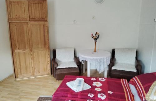 Loket House | Privat Anna