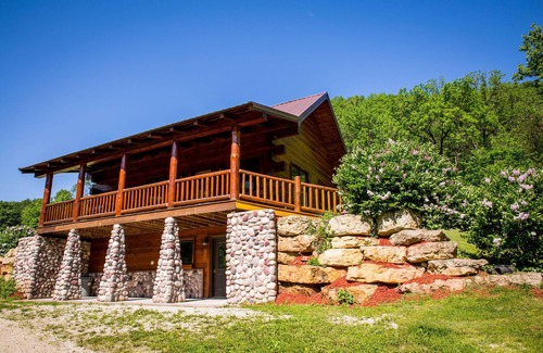 Lansing House | Private 10 acre Family Friendly Cabin w/zipline minutes from Mississippi River!