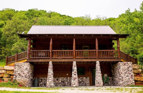 Lansing House | Private 10 acre Family Friendly Cabin w/zipline minutes from Mississippi River!