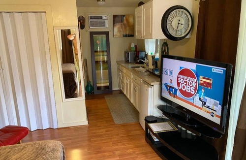 Southside Cottage | Private 2+1 -Room Pool House - walk to waterfront ! Heated salt water pool.