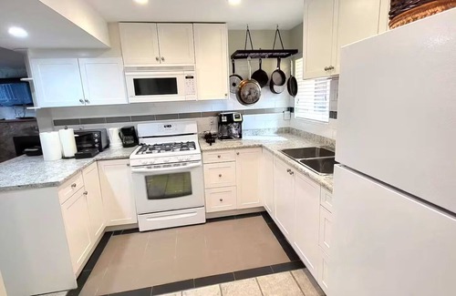 Delta Apartment | Private 2 bedroom suite 5 minutes to the Alex Fraser Bridge.