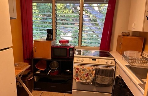 Diamond Head - Kapahulu - St. Louis House | Private 2 Bedroom unit with beautiful Balcony, Walking distance to beach.