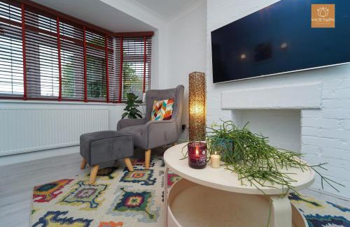 Hersham House | Private 3BR Home with Parking,WIFI,Garden,EV & Desk