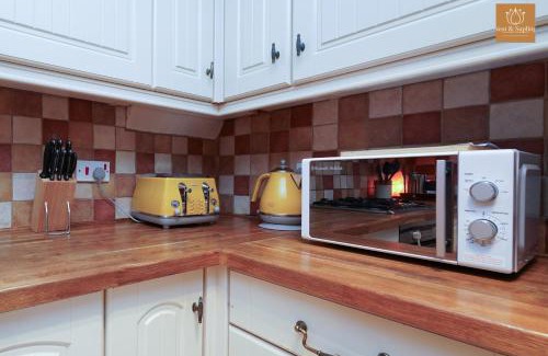 Hersham House | Private 3BR Home with Parking,WIFI,Garden,EV & Desk