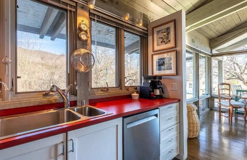 Dorset House | Private 7-BR Retreat on 12 Acres w/Mountain Views