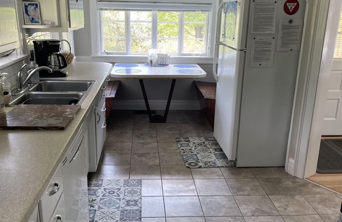 Woodstock House | PRIVATE & AFFORDABLE charming custom ranch in S. Woodstock. WIFI and AC.