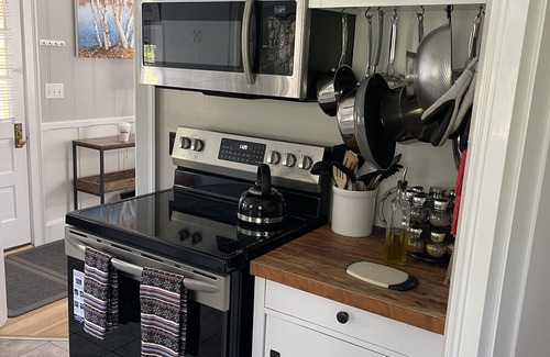 Woodstock House | PRIVATE & AFFORDABLE charming custom ranch in S. Woodstock. WIFI and AC.