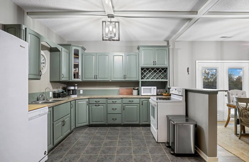 Ashland House | Private! And 1 mile from Safari Park, SAC Museum, Mahoney St Park, Golf