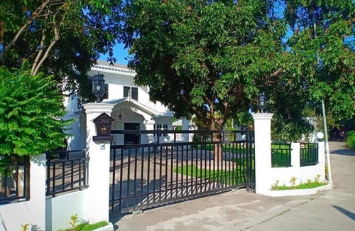 San Pa Thong House | Private and peaceful environment with fenced and fenced entrance