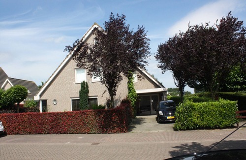 Vlijmen Apartment | Private apartment with with terrace 7 km from the center of Den Bosch!