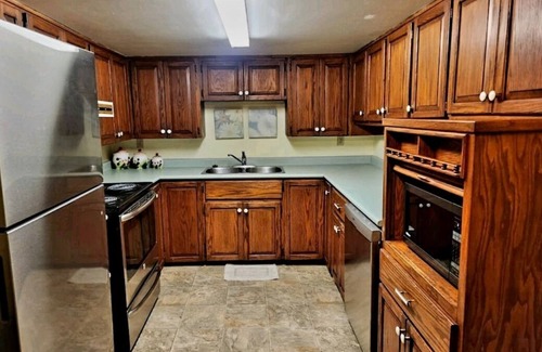 Maple Ridge House | Private Basement suite, beautiful ravine! Perfect, Relaxation or Celebration 🤩