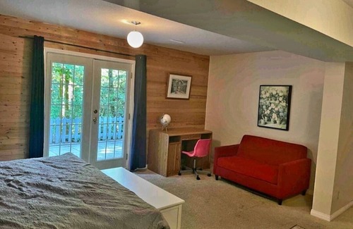 Maple Ridge House | Private Basement suite, beautiful ravine! Perfect, Relaxation or Celebration 🤩