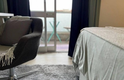 Reboleira Apartment | Private bathroom in apartment shared with other guests