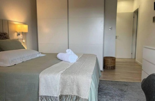 Reboleira Apartment | Private bathroom in apartment shared with other guests
