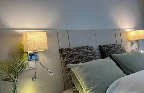 Reboleira Apartment | Private bathroom in apartment shared with other guests
