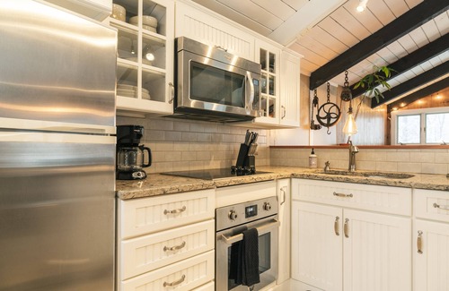 Bartlett Ski Chalet | Private beach access and 2 miles to Storyland. Pet Friendly!