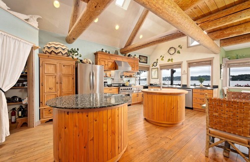 Burley House | Private Beach Estate on Stretch Island w/Hot Tub! Pet Friendly!