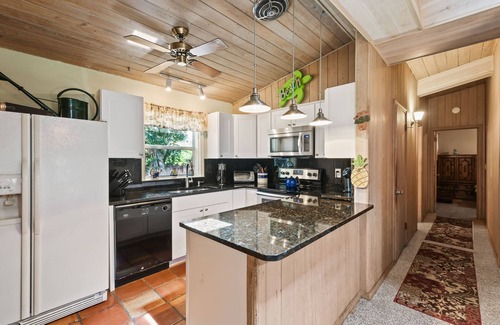 South Beach House | PRIVATE BEACH STEPS FROM OCEAN PARADISE,ORCHID ISLAND PETS ALLOWED DISCOUNT