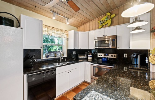 South Beach House | PRIVATE BEACH STEPS FROM OCEAN PARADISE,ORCHID ISLAND PETS ALLOWED DISCOUNT