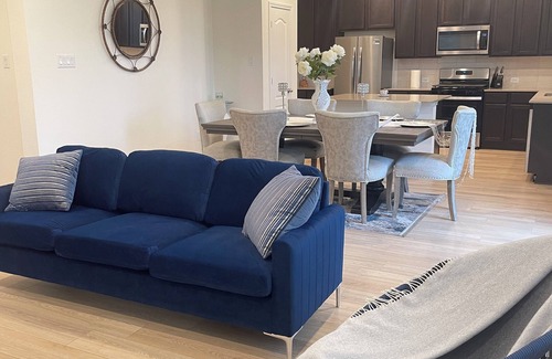 Iowa Colony House | Private bedroom 30 minutes from downtown Vee’s home away from home