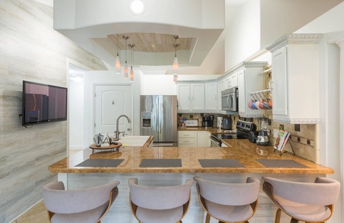 Limona Improvement House | Private Brandon Oasis Family home w/Full outdoor kitchen & Bar+ Game room n