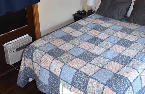 Mission Canyon Cabin | Private Cabin 2ppl kitchen, WiFi, free parking, pet friendly, jacuzzi
