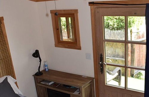 Mission Canyon Cabin | Private Cabin 2ppl kitchen, WiFi, free parking, pet friendly, jacuzzi