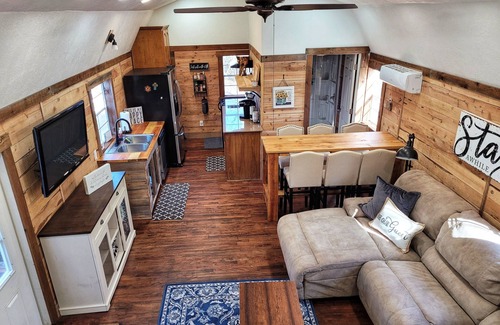 Navasota Cabin | Private Cabin in the woods with Hot Tub in Aggieland 5 minutes -College Station