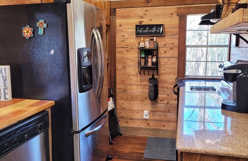 Navasota Cabin | Private Cabin in the woods with Hot Tub in Aggieland 5 minutes -College Station