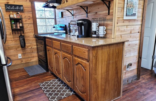 Navasota Cabin | Private Cabin in the woods with Hot Tub in Aggieland 5 minutes -College Station