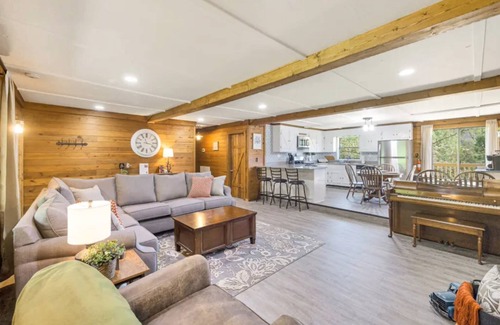 Wildwood Cabin | Private Cabin - Pets Welcome - Large Outdoor Space - Hiking - Chattanooga - Cloudland Canyon