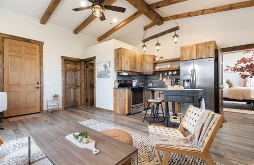 Escondido Cottage | Private Casita close to beaches & hiking
