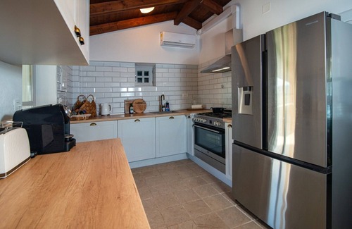 Vinisce House | Private cottage in olive grove with heated pool