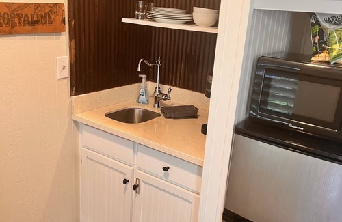 Fairhope Cottage | Private cottage with seclusion and luxury for the perfect getaway.