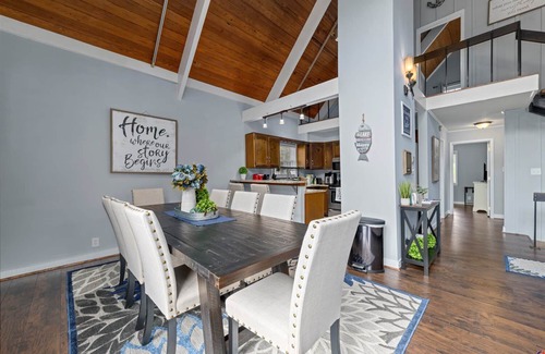 Bracey House | Private Cove, Sleeps 18, Pool Table, Kayaks, Dock
