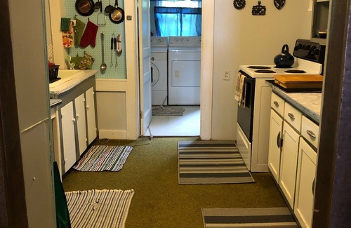 Frank Cabin | Private Creekside Calhoun Homeplace Cabin Close to Grandfather Mountain