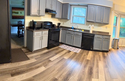 Grove City House | Private Cul-de-sac Oasis