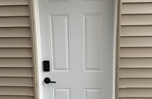 Ottawa Division Apartment | Private entrance, 2xBR, 2xBath, 1 living, near Canadian Tire center. Brand new.